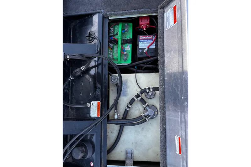 Slide: The Image of Pressure gauge on Bass Tracker PRO TEAM 175 TXW 2014. - 44