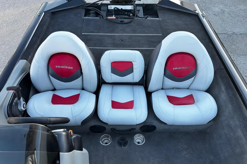 Slide: The Image of Pressure gauge on 2014 Bass Tracker PRO TEAM 175 TXW boat engine. - 45