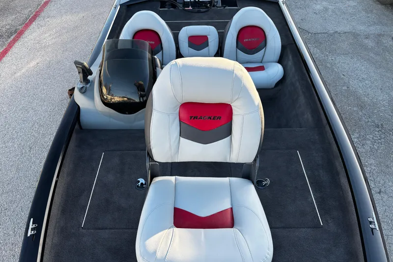 Slide: The Image of Pressure gauge on 2014 Bass Tracker PRO TEAM 175 TXW boat engine. - 46