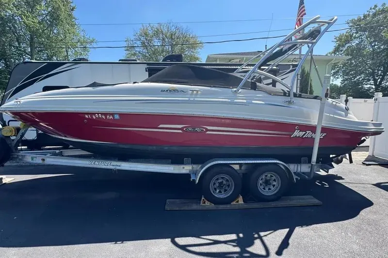 Slide: The Image of 2007 Sea Ray 220 Sundeck 18 - 18