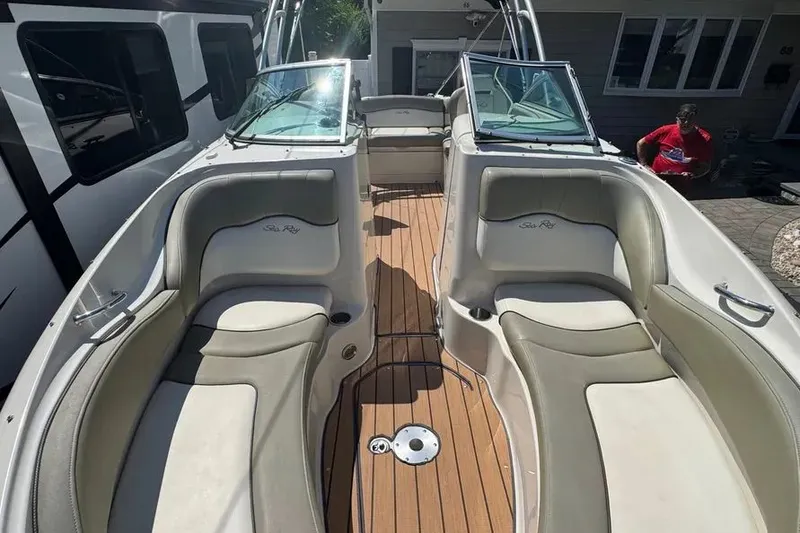 Slide: The Image of 2007 Sea Ray 220 Sundeck 4 - 4