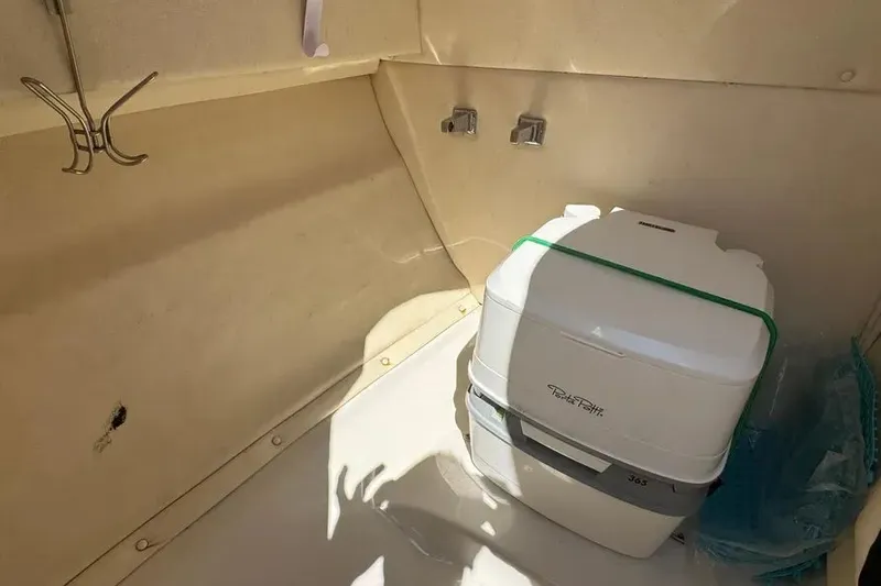 Slide: The Image of 2007 Sea Ray 220 Sundeck 9 - 9