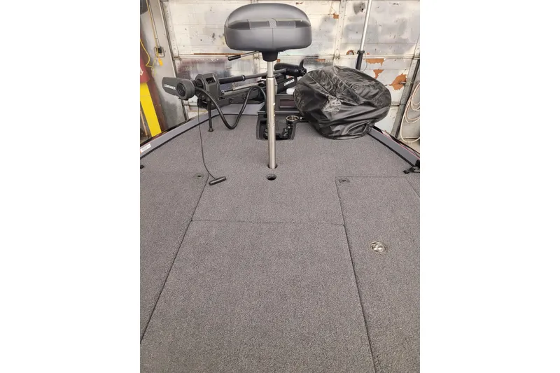 Slide: The Image of 2023 Ranger Z521R boat deck with seat and equipment, in a garage setting. - 14