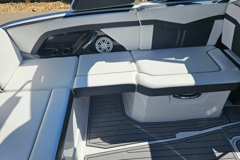 Slide: The Image of 2020 Monterey 275SS Super Sport boat interior with sleek seating and modern design. - 15