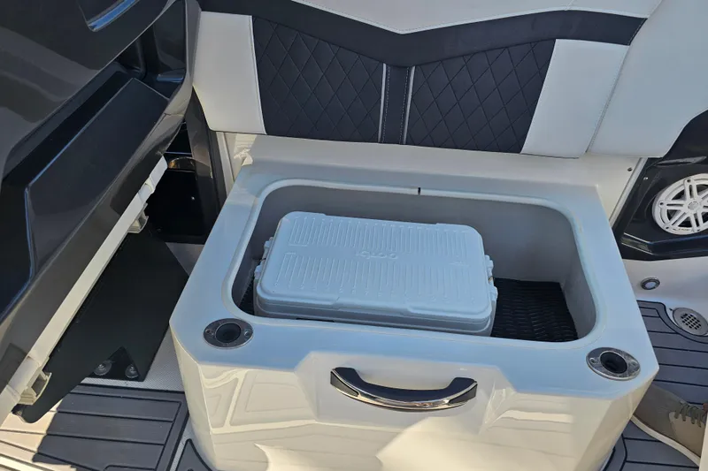 Slide: The Image of 2020 Monterey 275SS Super Sport boat with built-in cooler storage under seat. - 16