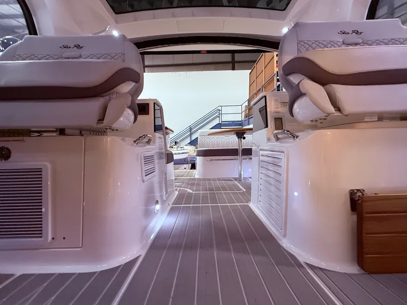 Slide: The Image of Sea Ray Sundancer 370 2026 - 23
