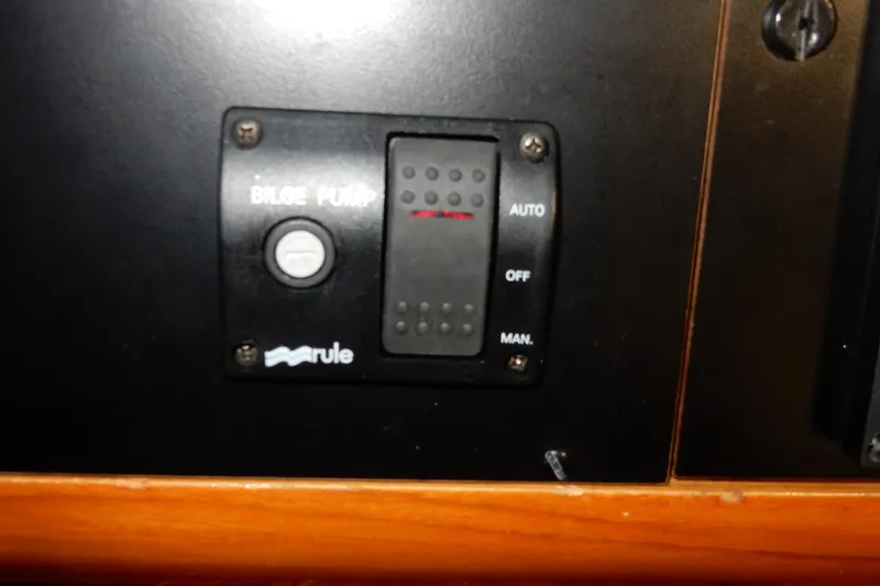 Slide: The Image of Bilge pump control panel on 1991 Beneteau Oceanis 370 sailboat. - 31