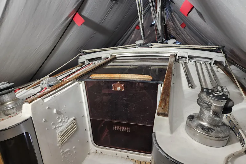 Slide: The Image of 1991 Beneteau Oceanis 370 yacht cockpit with winches and ropes under cover. - 50