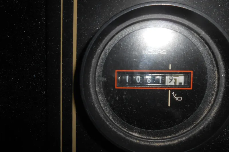 Slide: The Image of Hour meter reading 1061.9 on 1991 Stardust Cruisers 7516. - 4