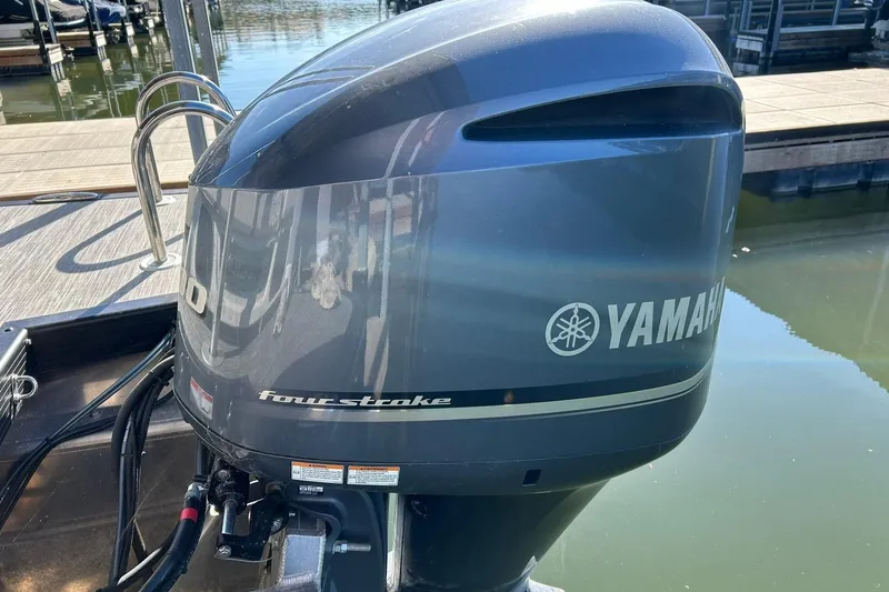 Slide: The Image of Yamaha four-stroke outboard motor on 2021 Bennington 25 RXSBA boat at dock. - 26