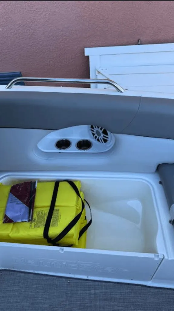 Slide: The Image of NauticStar 243 DC Sport Deck DB 2023 - 28