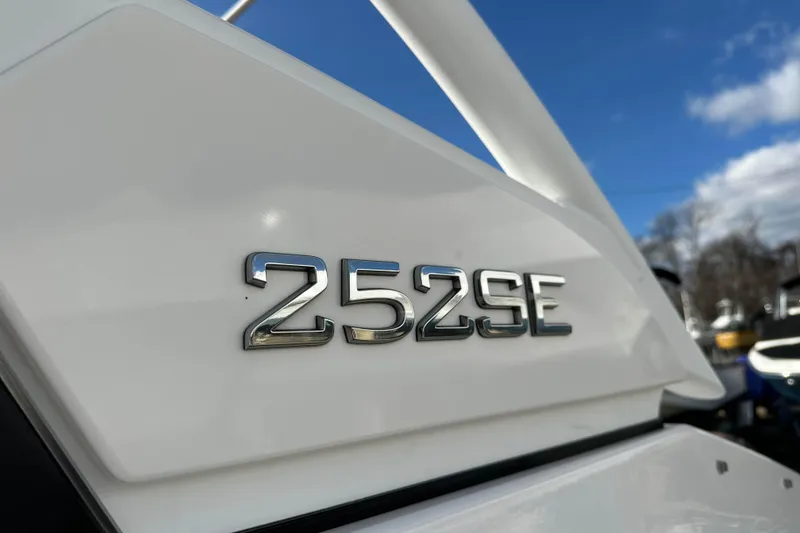 Slide: The Image of 2024 Yamaha Boats 252SE emblem on white surface under blue sky. - 16
