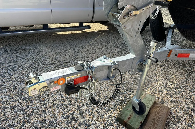 Slide: The Image of Trailer hitch of 2024 Yamaha Boats 252SE on gravel surface. - 22