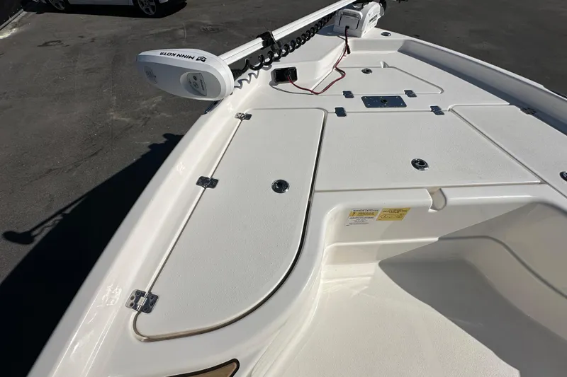 Slide: The Image of 2022 NauticStar 195 XTS boat deck with Minn Kota trolling motor. - 46