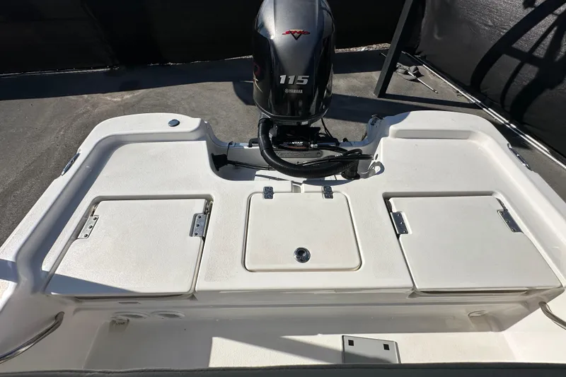 Slide: The Image of 2022 NauticStar 195 XTS boat with Yamaha 115 engine, rear deck view. - 74