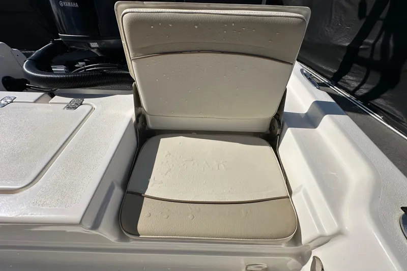 Slide: The Image of 2022 NauticStar 195 XTS boat seat with Yamaha engine in background. - 83