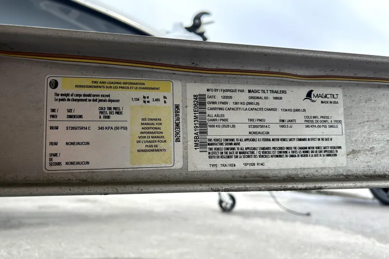 Slide: The Image of Tire and loading information label on a 2022 NauticStar 195 XTS trailer. - 92