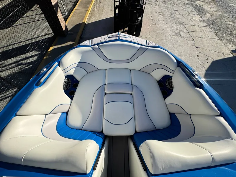 Slide: The Image of MB B52 2023 - 12