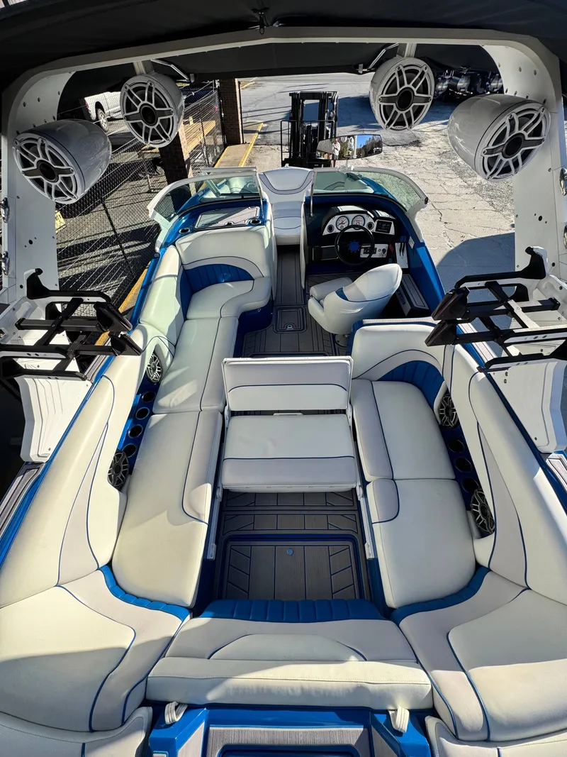 Slide: The Image of MB B52 2023 - 15