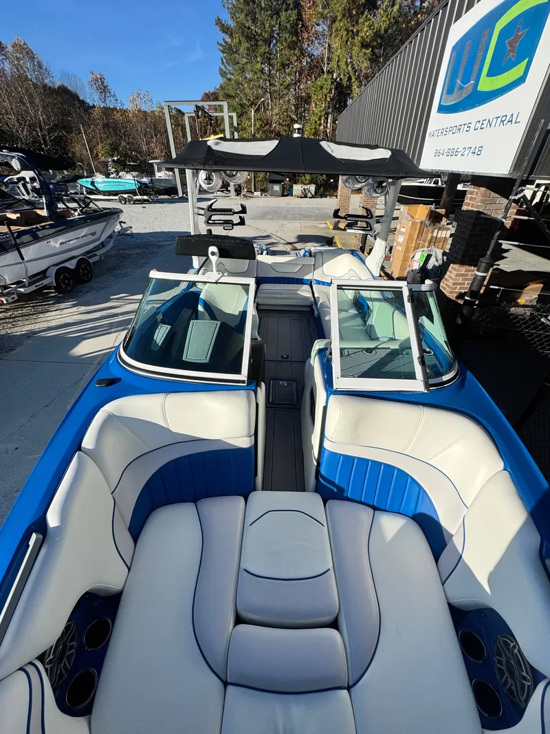 Slide: The Image of MB B52 2023 - 6