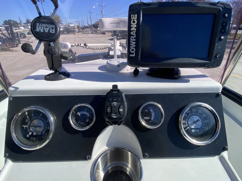 Slide: The Image of Crestliner 1800 Bay 2019 - 21