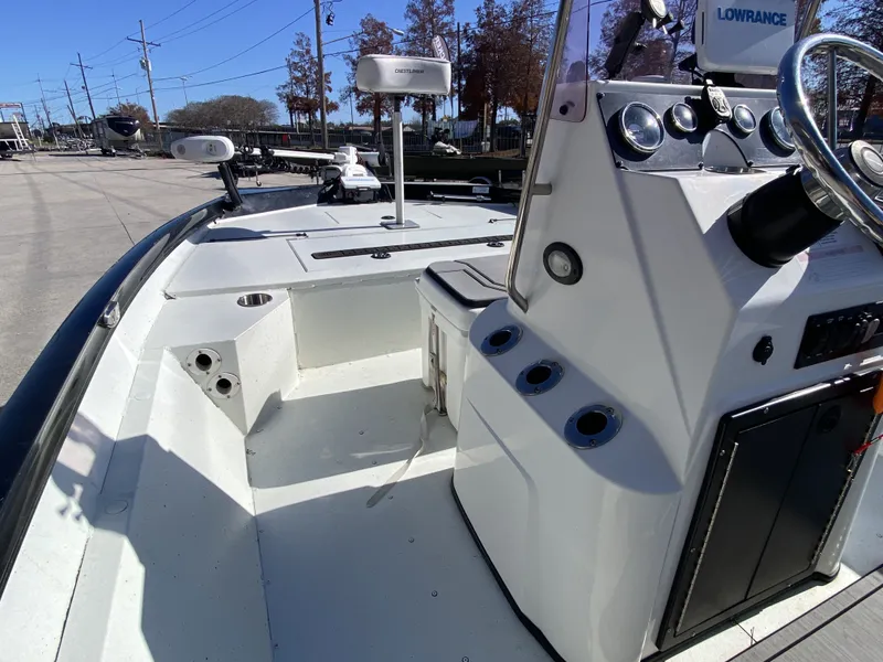 Slide: The Image of Crestliner 1800 Bay 2019 - 23