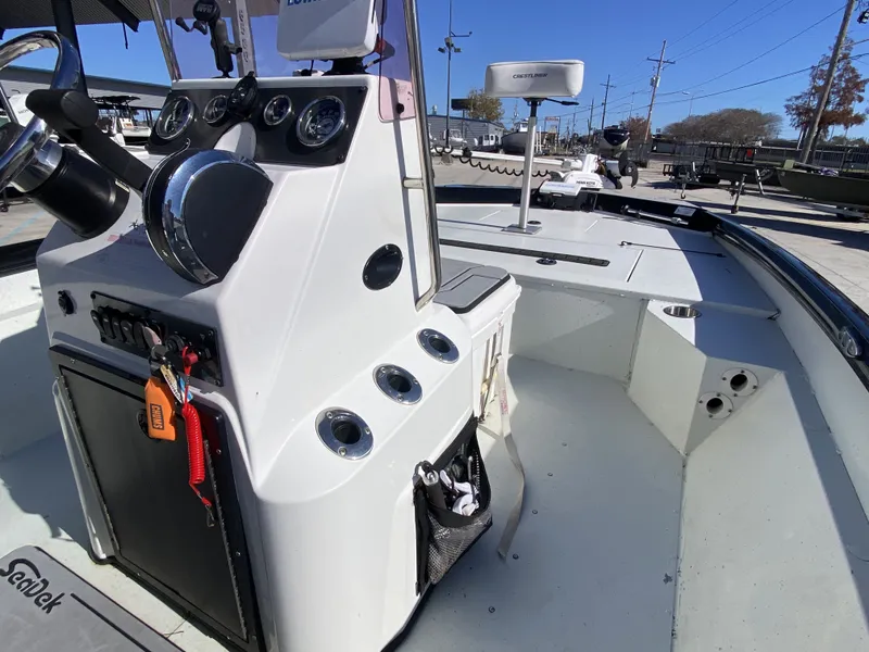 Slide: The Image of Crestliner 1800 Bay 2019 - 6