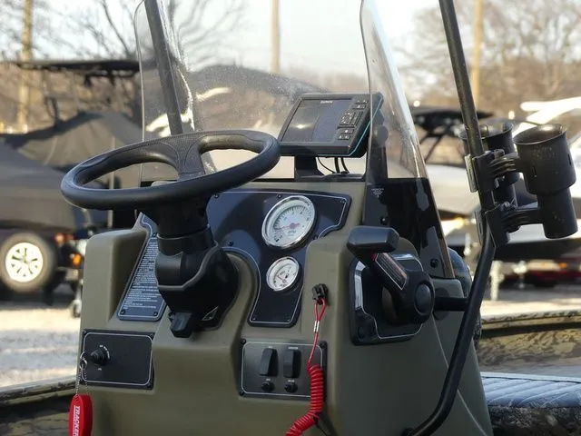 Slide: The Image of Tracker Grizzly 1860 CC 2025 - 10