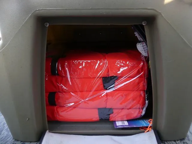 Slide: The Image of Tracker Grizzly 1860 CC 2025 - 22