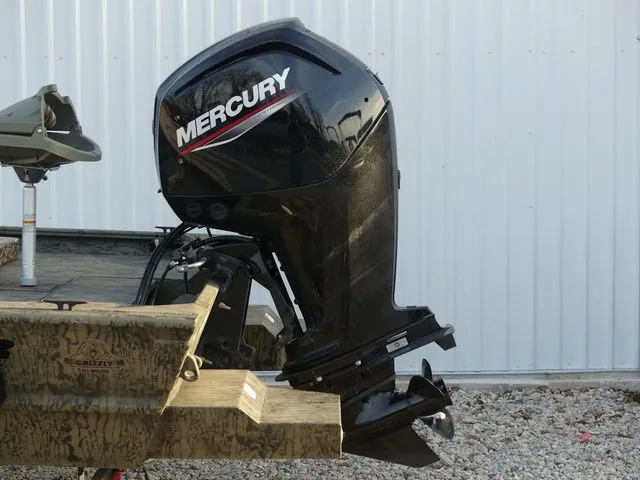 Slide: The Image of Tracker Grizzly 1860 CC 2025 - 4