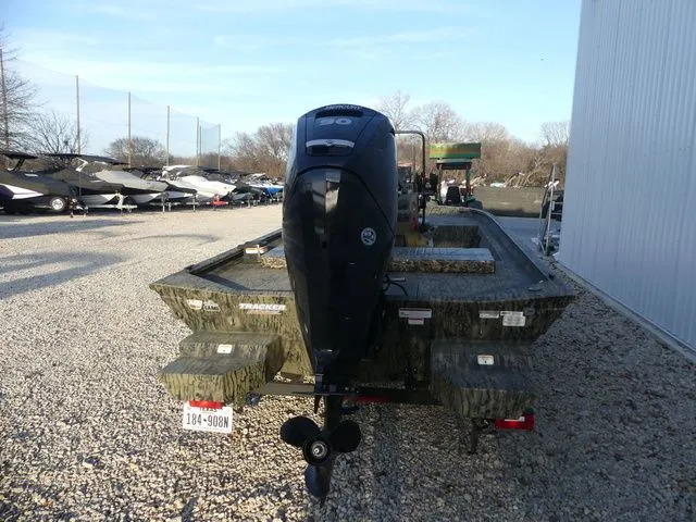 Slide: The Image of Tracker Grizzly 1860 CC 2025 - 5