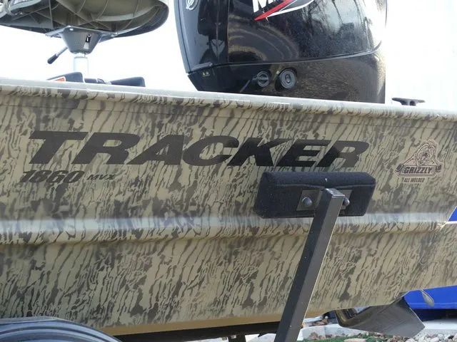 Slide: The Image of Tracker Grizzly 1860 CC 2025 - 9