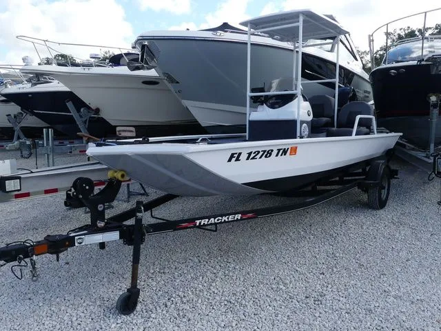 The Image of Tracker Pro 170 2022 - 1