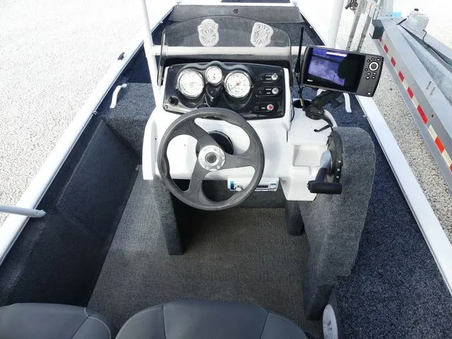 Slide: The Image of Tracker Pro 170 2022 - 6