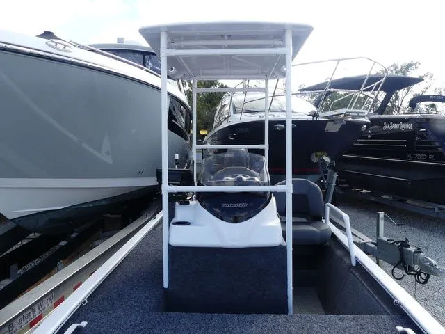 Slide: The Image of Tracker Pro 170 2022 - 8