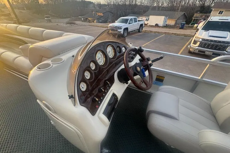 Slide: The Image of 2002 Bennington 2550RL boat interior with steering wheel and dashboard gauges. - 9