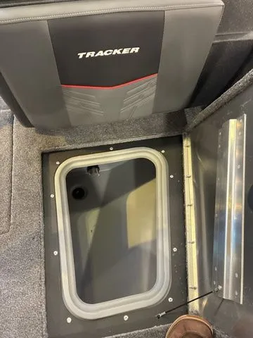 Slide: The Image of Tracker PRV 175CB 2026 - 11