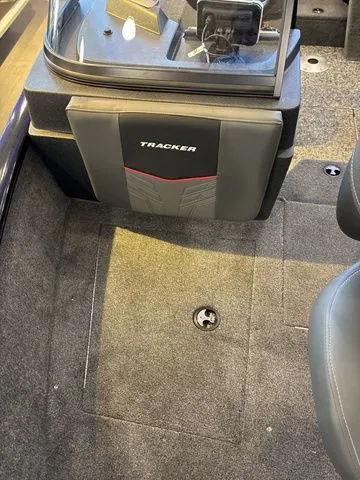 Slide: The Image of Tracker PRV 175CB 2026 - 25