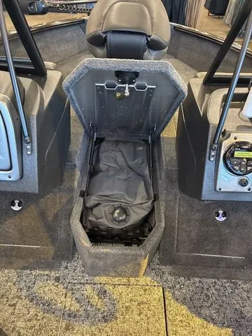 Slide: The Image of Tracker PRV 175CB 2026 - 27