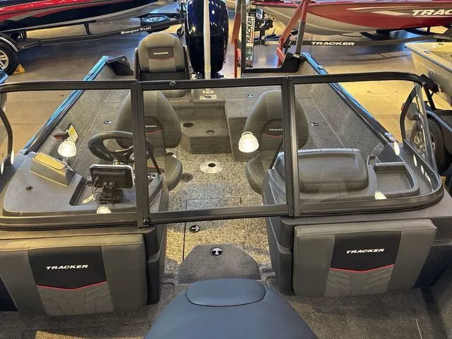 Slide: The Image of Tracker PRV 175CB 2026 - 28