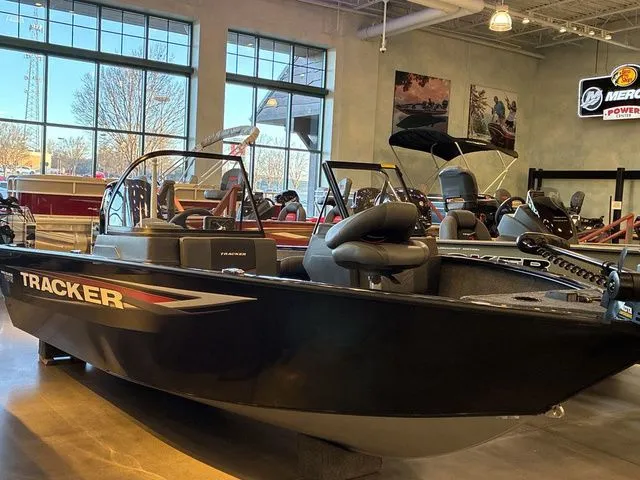 Slide: The Image of Tracker PRV 175CB 2026 - 30