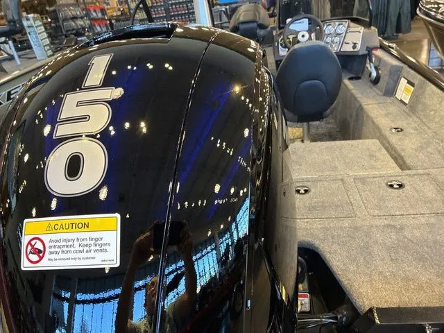 Slide: The Image of Tracker PRV 175CB 2026 - 4