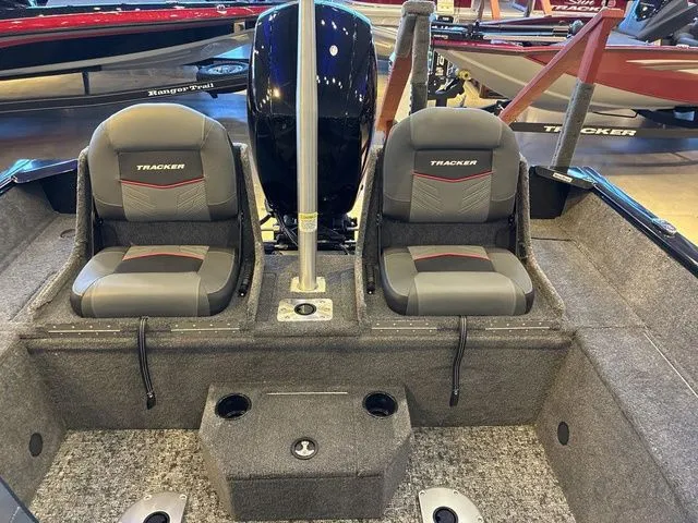 Slide: The Image of Tracker PRV 175CB 2026 - 5