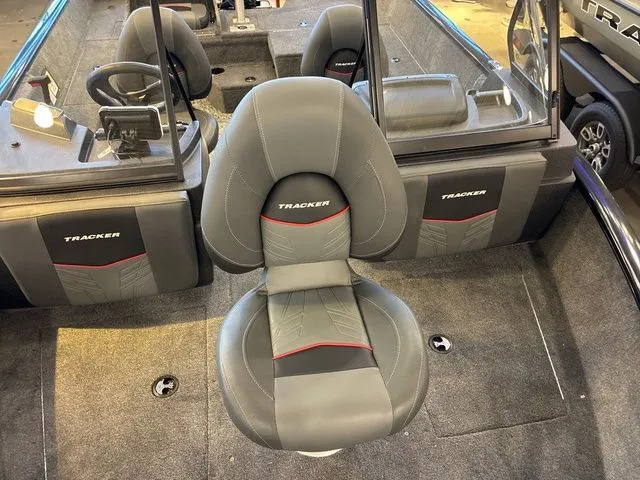 Slide: The Image of Tracker PRV 175CB 2026 - 8