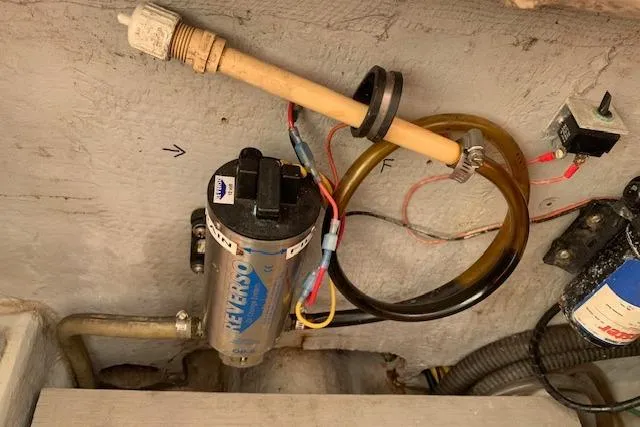 Slide: The Image of 2004 Mainship Pilot 30-II engine compartment with fuel filter and wiring. - 22