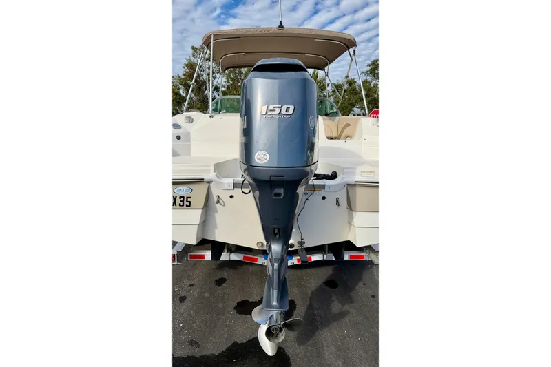 Slide: The Image of 2014 NauticStar 223DC Sport Deck boat with Yamaha 150 outboard motor. - 33