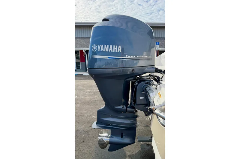 Slide: The Image of 2014 NauticStar 223DC Sport Deck with Yamaha four-stroke outboard motor. - 34