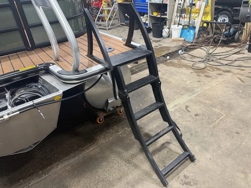 Slide: The Image of Bentley Pontoons Legacy 220 Navigator DL Quad Lounge 2026 - 40