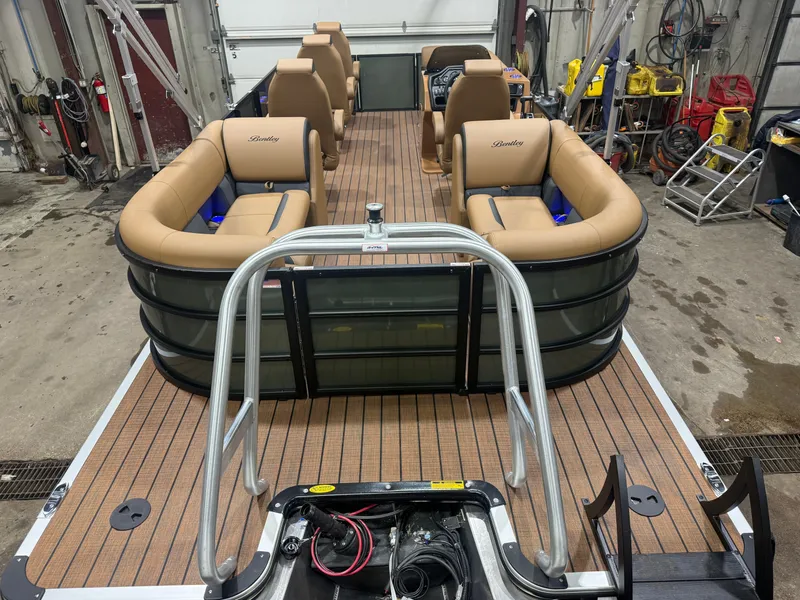 Slide: The Image of Bentley Pontoons Legacy 220 Navigator DL Quad Lounge 2026 - 5