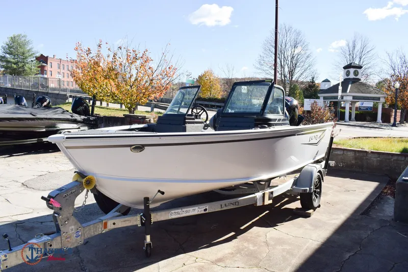 Slide: The Image of Lund 1800 Explorer Sport 2026 - 30